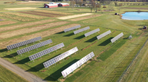 Fazenda de Pesquisa e Extensão Snyder em Pittstown usada para produção de feno. crédito: Advanced Solar Products (ASP)