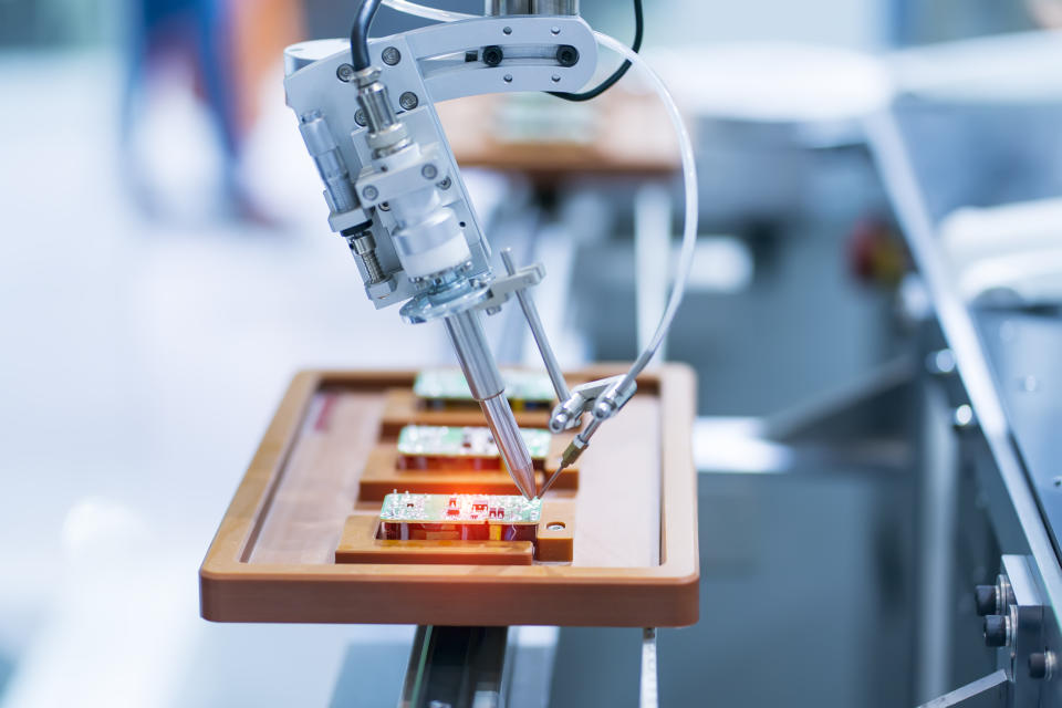 A side view of semiconductor equipment etching material onto a silicon wafer