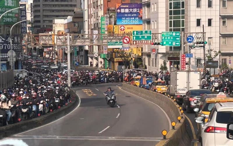 台北橋一輛重機悠閒騎在汽車道。（圖／翻攝自爆廢公社公開版）