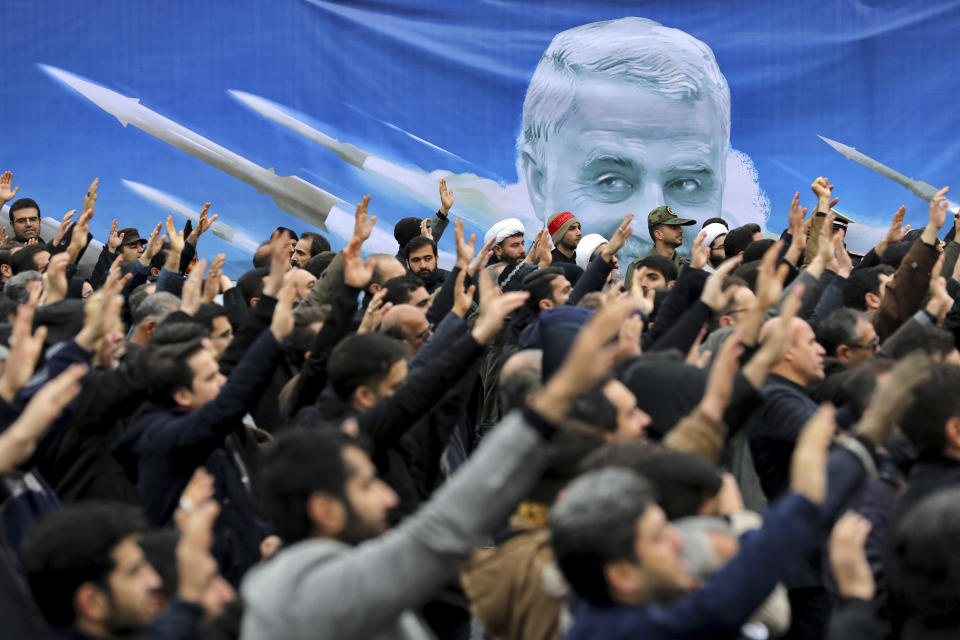 ARCHIVO - En esta imagen de archivo del 4 de enero de 2020, manifestantes protestando contra un ataque aéreo estadounidense en Irak que mató al general de la Guardia Revolucionaria Iraní Qassem Soleimani, en Teherán, Irán. Cuatro años después de que la victoria electoral de Donald Trump replanteara la forma en la que muchos países interactúan con Estados Unidos, la senda que tome la mayor superpotencia del mundo tras sus elecciones presidenciales afectará a muchos temas de importancia geopolítica, en función de si el ganador resulta ser Trump o su rival demócrata, el ex vicepresidente Joe Biden. (AP Foto/Ebrahim Noroozi, Archivo)