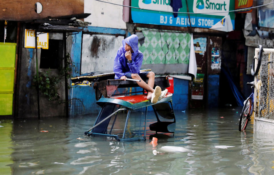 <p>Monsunzeit auf den Philippinen: Der Tropensturm Son-Tinh überflutet die Straßen der Großstadt Quezon. Nun zieht der Taifun gen Westen und bedroht Gemeinden in Vietnam, Laos und China. (Bild: Reuters/Erik De Castro) </p>