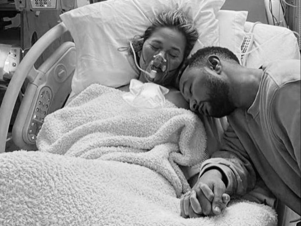 Chrissy Teigen and John Legend announcing the loss of their third baby in 2020 (Instagram: @chrissyteigen)