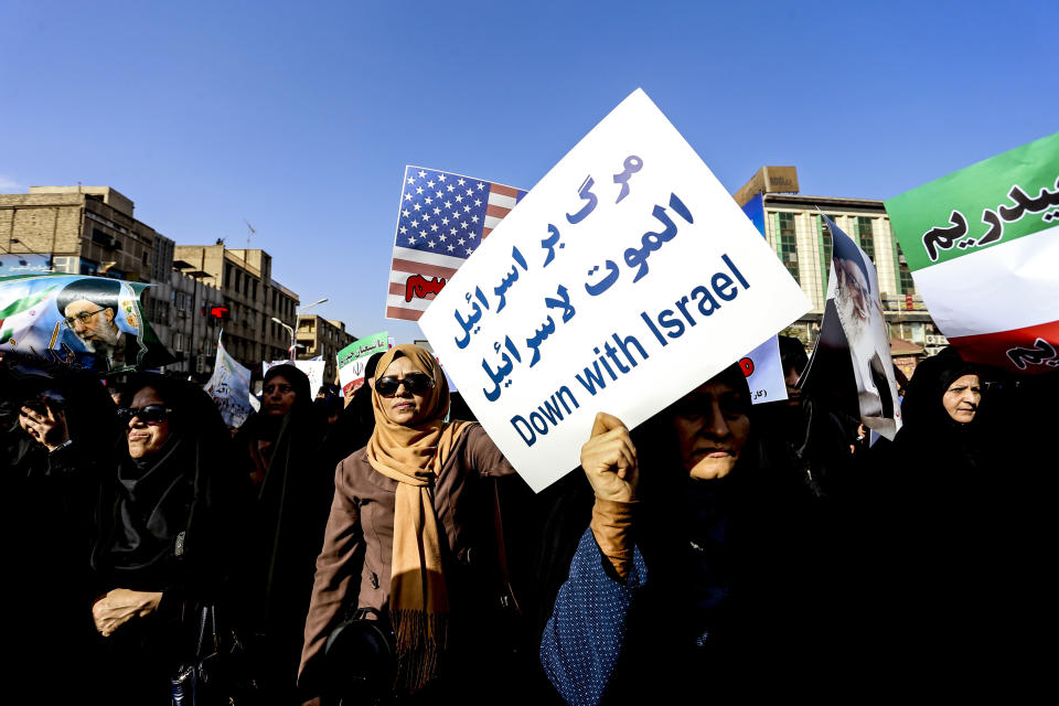 <p>Women attend a pro-government demonstration in the southwestern city of Ahvaz, Iran, Wednesday, Jan. 3, 2018. (Photo: Morteza Jaberian/Tasnim News Agency via AP) </p>