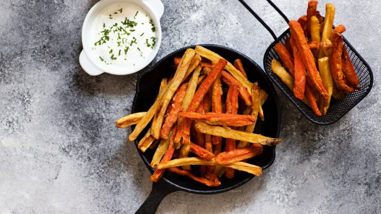 carrot fries in iron pan 