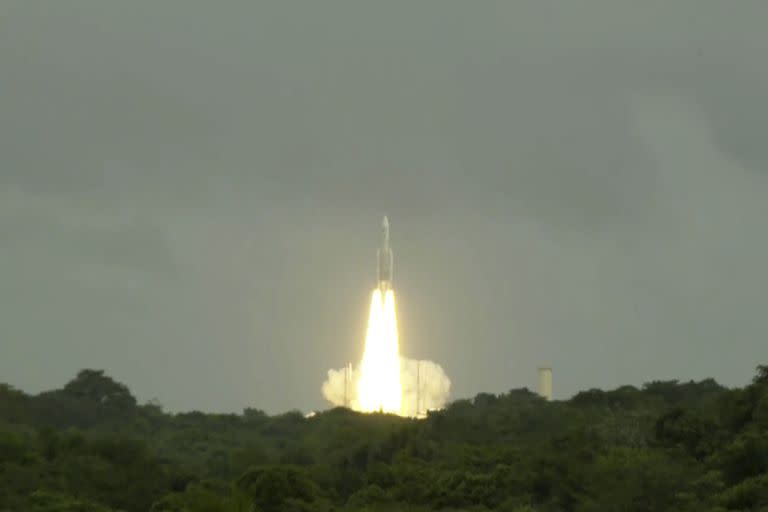 Esta foto de la Agencia Espacial Europea muestra al cohete Ariane 5, que transporta al explorador Juice de las lunas de Júpiter, despegando del puerto espacial europeo en Kourou, Guyana Francesa, viernes 14 de abril de 2023.  (AES via AP)