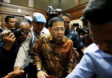 Policeman guards as former Indonesian parliament speaker Setya Novanto (C) attends court for his verdict in Jakarta, Indonesia, April 24, 2018. REUTERS/Beawiharta