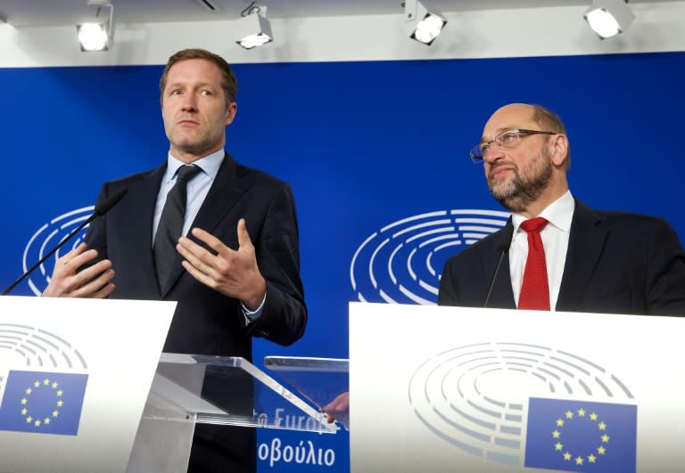 Wallonia's socialist government head Paul Magnette (L) and European Parliament President Martin Schulz hold a joint press conference after their meeting regarding the EU-Canada Trade Agreement on October 22, 2016