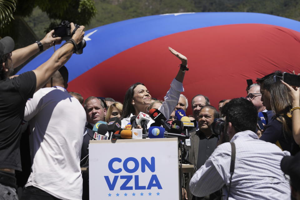 La aspirante presidencial de la coalición opositora María Corina Machado da una conferencia de prensa frente a su sede de campaña en Caracas, Venezuela, el lunes 29 de enero de 2024. (AP Foto/Ariana Cubillos)