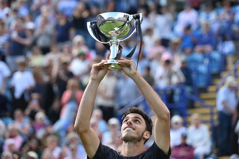 Francisco Cerúndolo con el trofeo del ATP de Eastbourne