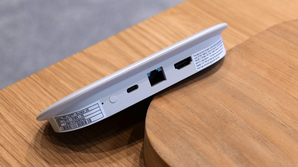 O Google TV Streamer possui portas para Ethernet, HDMI e USB-C alimentado.