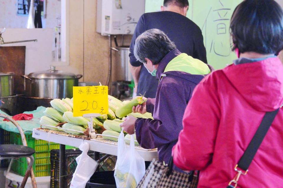 台中｜新一點利黃昏市場 水煮玉米