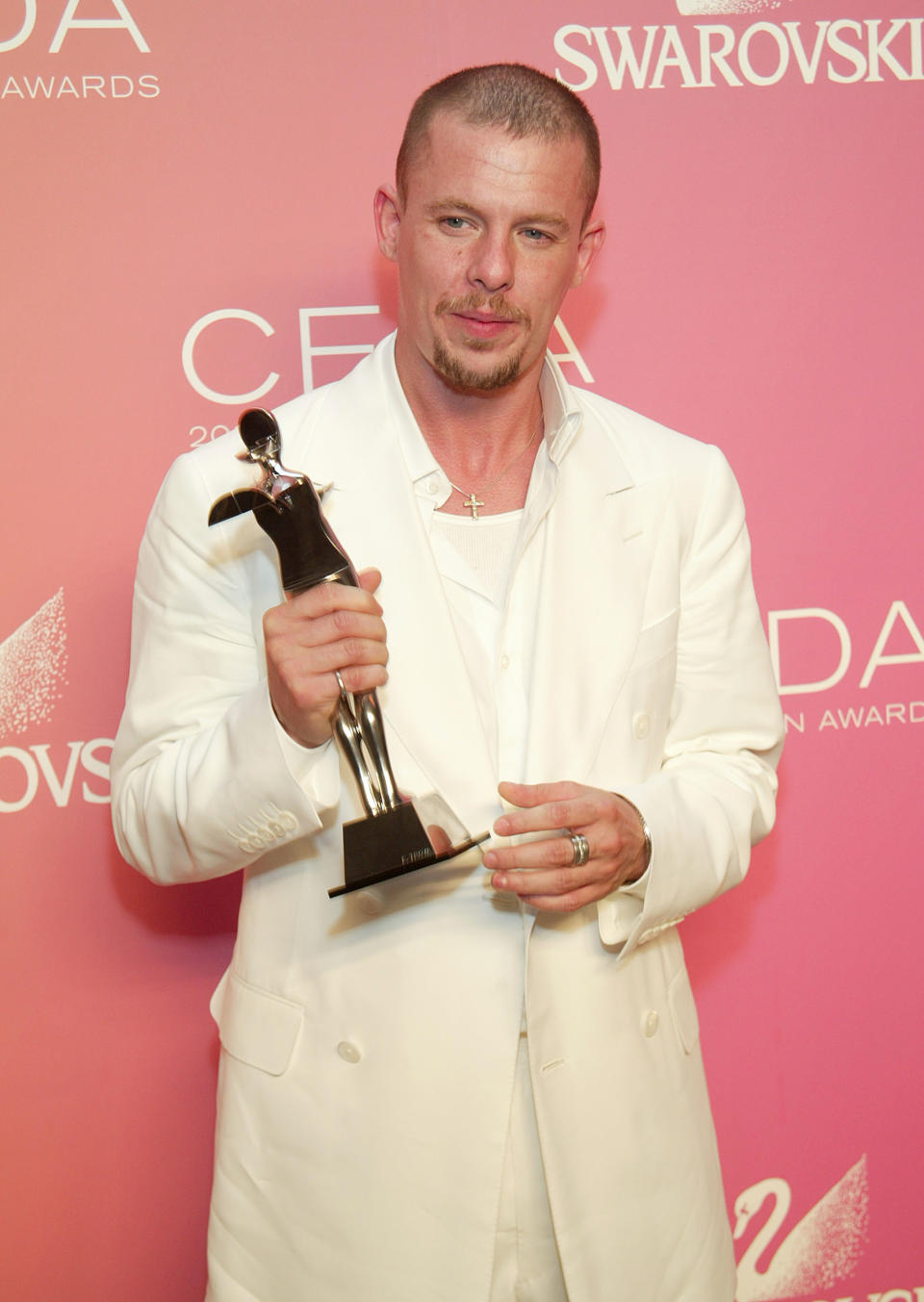 McQueen recibió el reconocimiento de la industria con premios tan importantes como el CFDA de 2003, otorgado por el Consejo de Diseñadores de Moda de América. (Foto: Evan Agostini / Getty Images)