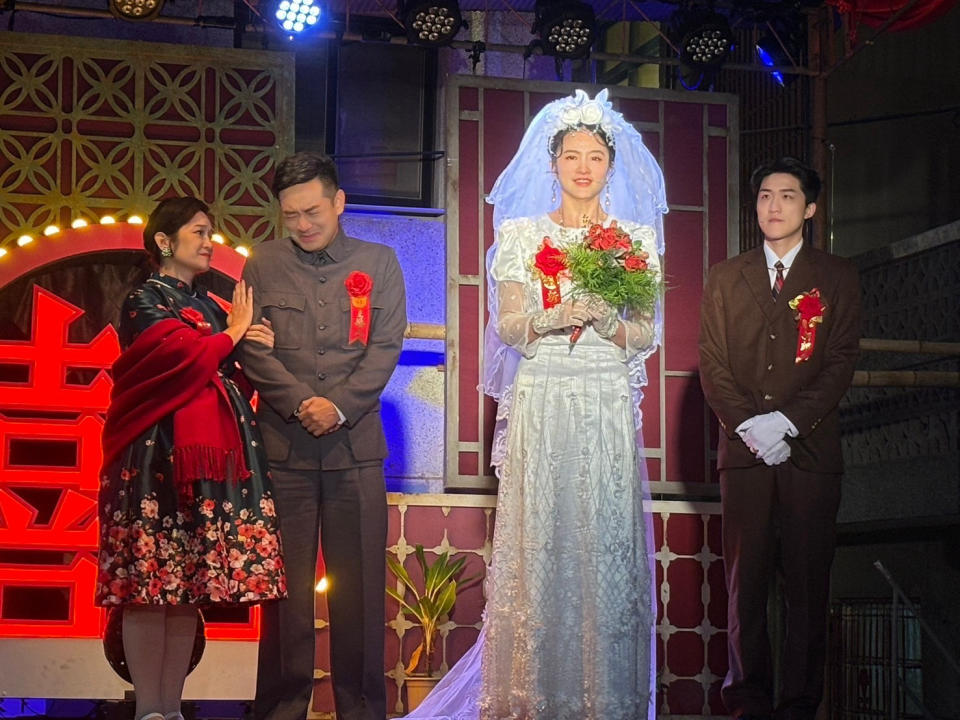 <strong>《一村喜事》舞台劇演出，圖中為演員羅美玲、岑永康、那祈、杜偉誠(由左至右)。（圖／時藝多媒體提供）</strong>