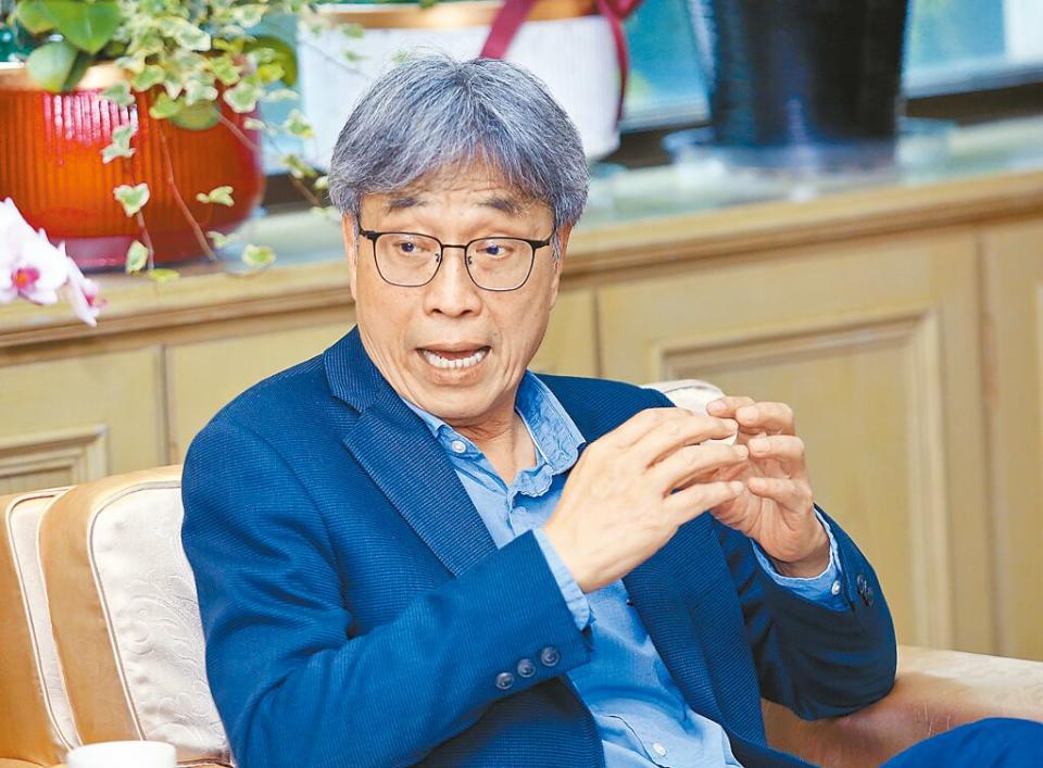 農業部長陳駿季24日受訪時暢談農業政策，並強調農業部的服務對象是全國農民而非政黨。（范揚光攝）