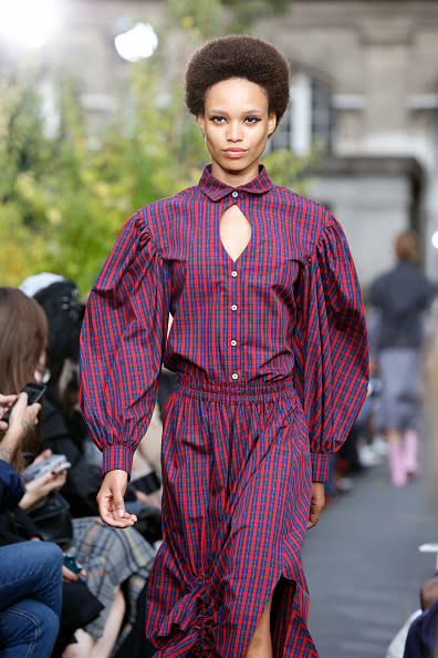 <p>Cuando sube la temperatura solemos recurrir a vestidos livianos para lucir frescas y femeninas. Esta temporada, busca un modelo con estampado escocés, como éste de Victoria/Tomas. <em>Foto: Thierry Chesnot/Getty Images </em> </p>