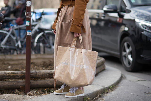 Would you carry spring's trendy 'grocery' bags?