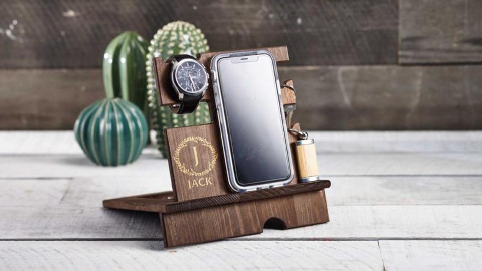 Personalize wood phone stand. (Image via Etsy)