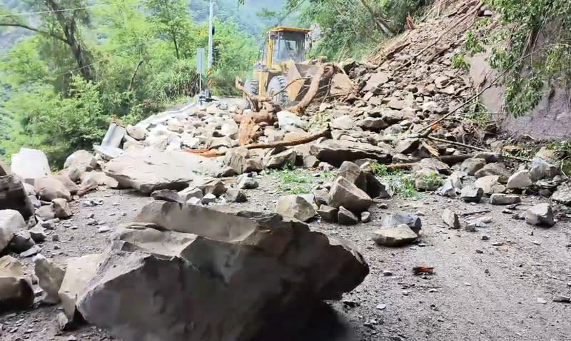 餘震不段  中橫便道多處路段清完落石又坍方 403地震後餘震不斷，中橫便道多處路段剛清理完落 石後又坍方，谷關工務段27日出動機具，冒雨進場搶 修。 （谷關工務段提供） 中央社記者趙麗妍傳真  113年4月27日 