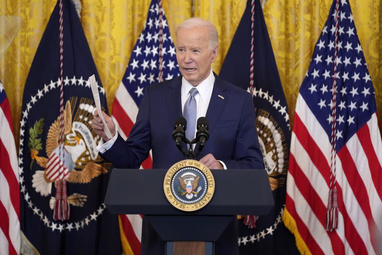 El presidente estadounidense Joe Biden habla ante la Asociación Nacional de Gobernadores en un evento en la Sala Este de la Casa Blanca, el viernes 23 de febrero de 2024, en Washington. (AP Photo/Evan Vucci)