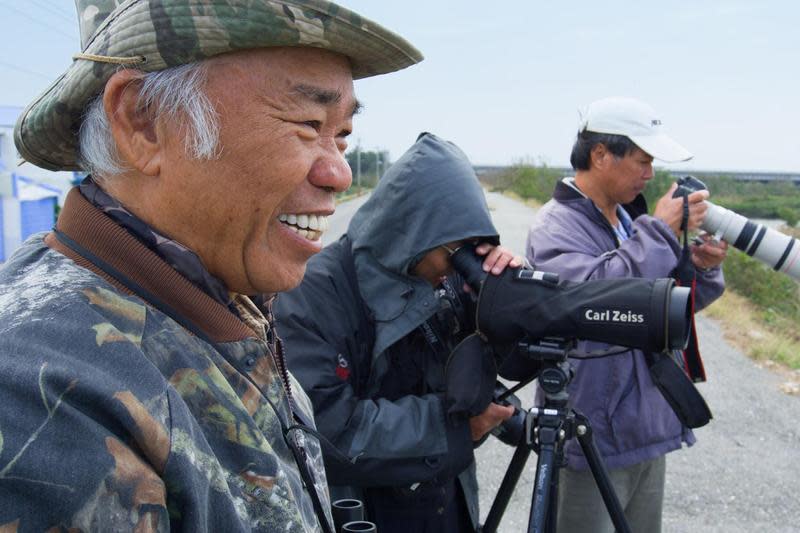 攝影師王徵吉（左）長期拍攝黑面琵鷺，十分關切牠們的生態環境。 （采昌國際多媒體提供）