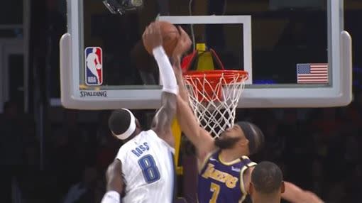 JaVale McGee送出精彩火鍋。（圖／翻攝自YouTube）