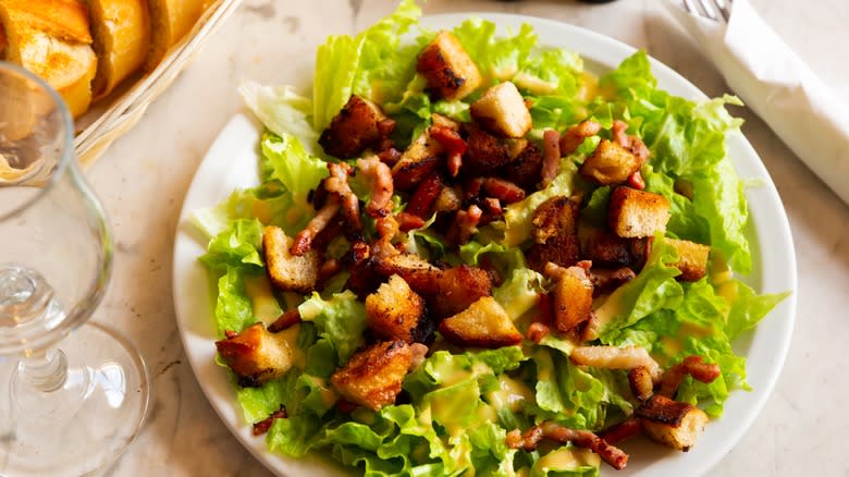 salad with lardons, croutons