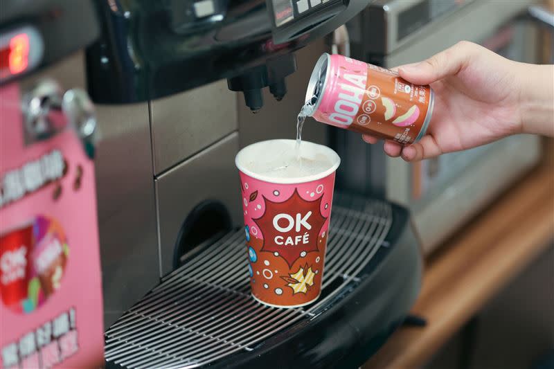 OKCAFE聯手OOHA氣泡飲，以OKCAFE莊園級美式結合人氣口味氣泡飲，推出「OOHA水蜜桃烏龍氣泡咖啡」。（圖／超商業者提供）