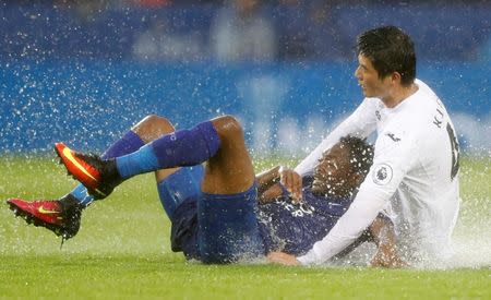 Football Soccer Britain - Leicester City v Swansea City - Premier League - King Power Stadium - 27/8/16 Leicester City's Ahmed Musa in action with Swansea City's Ki Sung Yueng Action Images via Reuters / Carl Recine Livepic