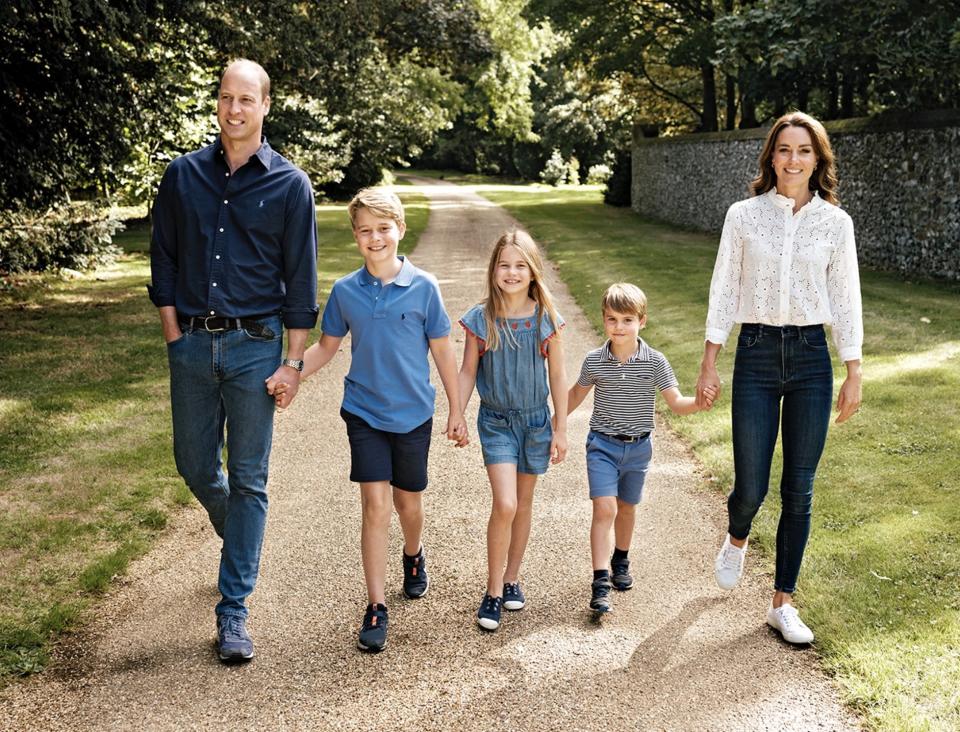 ▼凱特王妃、威廉王子，和他們的三個孩子。（圖／翻攝推特／The Prince and Princess of Wales）