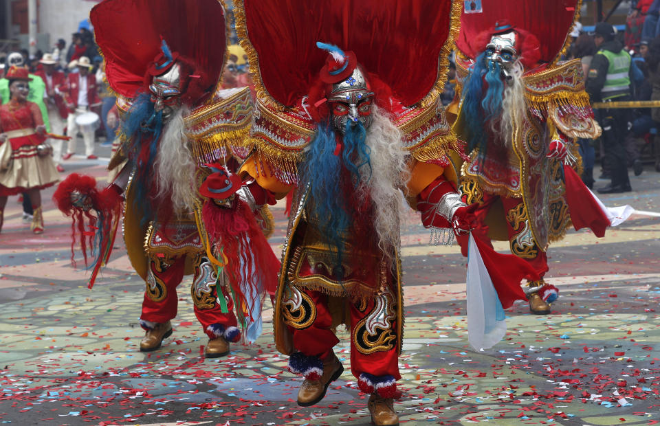 Un grupo de danzantes participa en la tradicional "Morenada" durante el Carnaval de Oruro, Bolivia, el sábado 22 de febrero de 2020. (AP Foto/Juan Karita)