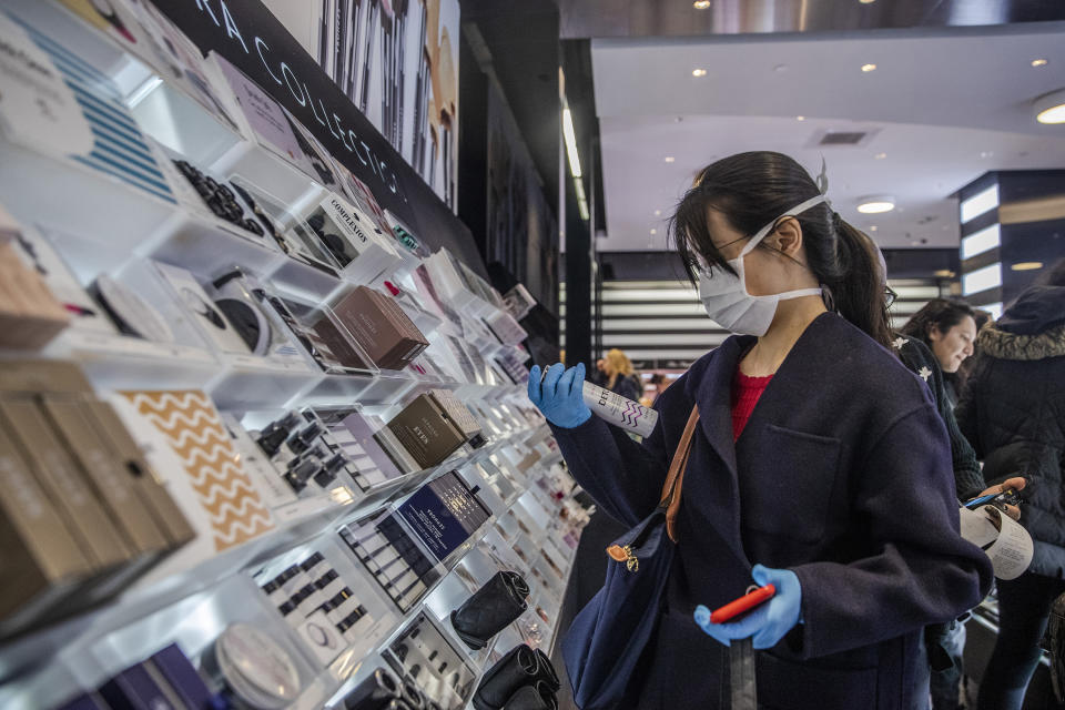 Una compradora utiliza un cubrebocas mientras revisa productos en Sephora en Union Square, Manhattan, el 14 de marzo de 2020. (Brittainy Newman/The New York Times)