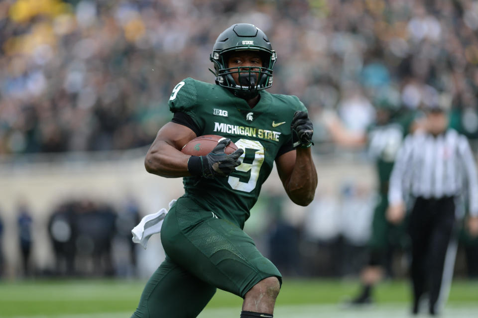 EAST LANSING, MI - OCTOBER 30: Michigan State Spartans running back Kenneth Walker (9) checks to see if the Michigan defense can catch him during a college football game between the Michigan State Spartans and the Michigan Wolverines on October 30, 2021 at Spartan Stadium in East Lansing, MI. (Photo by Adam Ruff/Icon Sportswire via Getty Images)