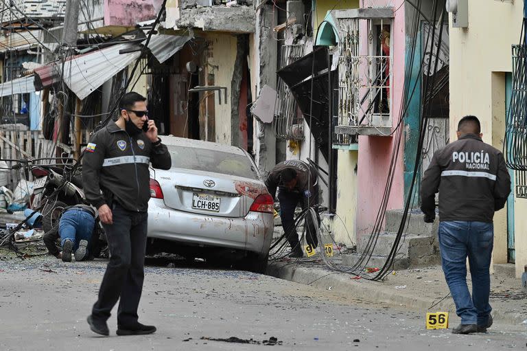 Cinco personas murieron y otras resultaron heridas a causa de una explosión en Guayaquil, que el gobierno ecuatoriano atribuyó al crimen organizado que golpea al país, informaron las autoridades y los organismos de socorro.