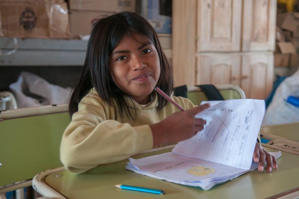 Una niña en su colegio en la provincia del Chaco. <a href="https://www.shutterstock.com/es/image-photo/chaco-province-argentine-15012019-portrait-indigenous-1941270658" rel="nofollow noopener" target="_blank" data-ylk="slk:Shutterstock / Gonzalo Bell;elm:context_link;itc:0;sec:content-canvas" class="link ">Shutterstock / Gonzalo Bell</a>