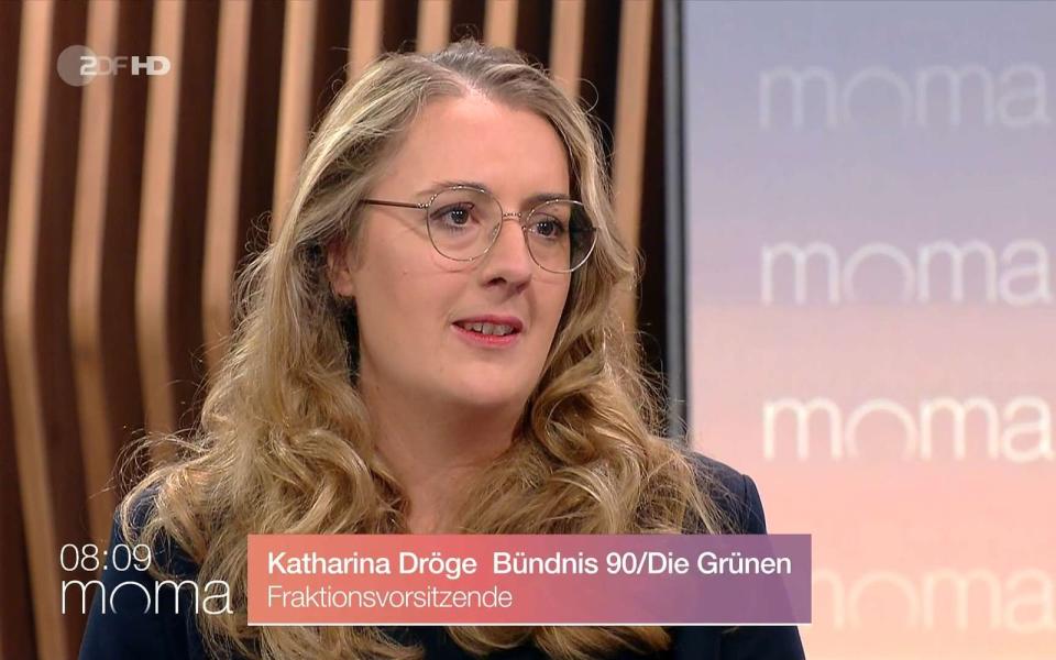 Grünen-Fraktionsvorsitzende Katharina Dröge nahm im ZDF-"moma" Stellung zu den FDP-Plänen. Sie die Forderungen "ganz entspannt". (Bild: ZDF)