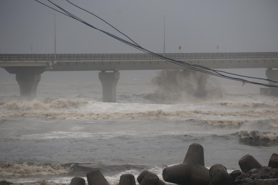 Mumbai cops maintain vigil amid rains, winds. (Photos by Arun Patil)