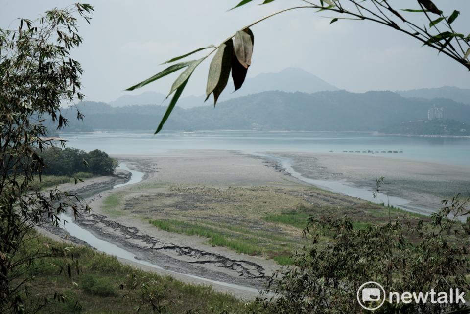 日月潭入水後附近因水位下降，大片泥土裸露。   圖：張良一/攝