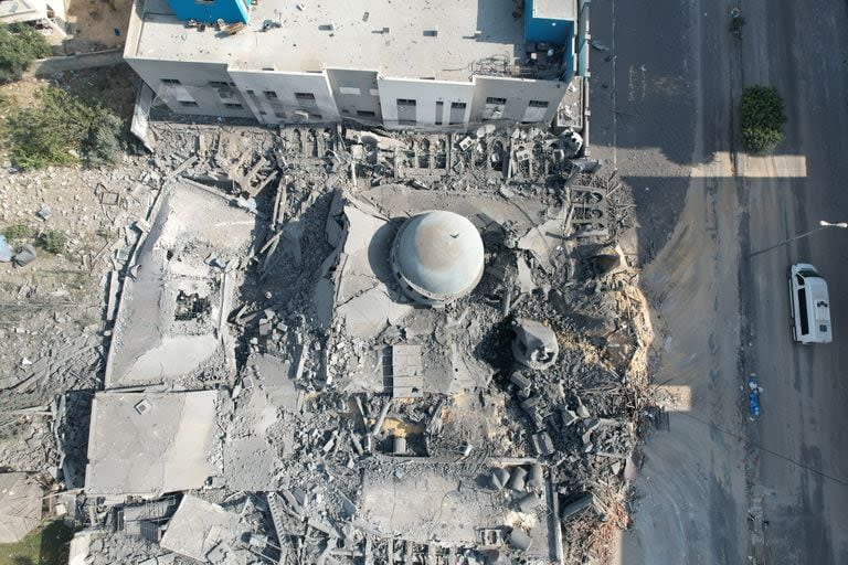 Vista aérea de la mezquita de Al-Abbas destruida tras los ataques aéreos israelíes en el barrio de Al-Rimal de la ciudad de Gaza