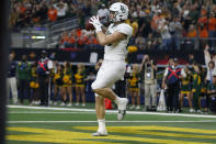 Baylor tight end Ben Sims (86) catches a touchdown pass against Oklahoma State in the first half of an NCAA college football game for the Big 12 Conference championship in Arlington, Texas, Saturday, Dec. 4, 2021. (AP Photo/Tim Heitman)