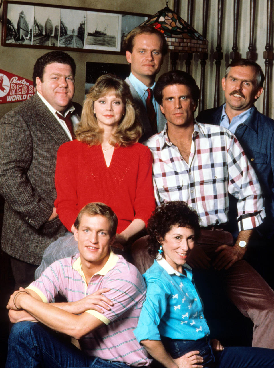 CHEERS, (top) George Wendt, Shelley Long, Kelsey Grammer, Ted Danson, John Ratzenberger, (bottom) Wo (Everett Collection)