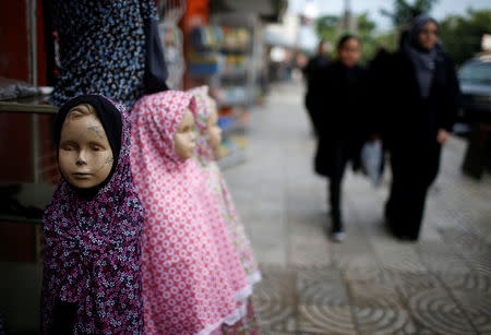 Mannequins displaying headdresses are seen outside a store in Gaza City January 15, 2018. REUTERS/Mohammed Salem