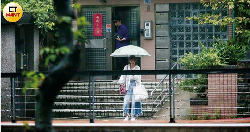 家住基隆的林志炫，特別開車載老婆到民生社區採購高檔甜點。（圖／攝影組）