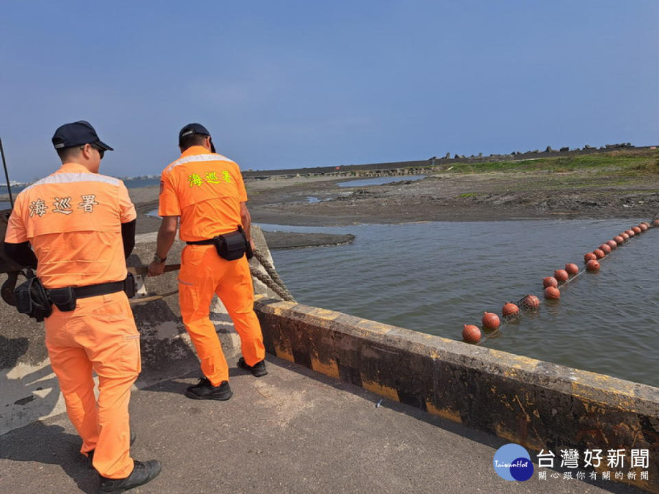 ▲高市海洋局會同汕尾漁港安檢所於汕尾漁港進行漂流木攔木網演練。