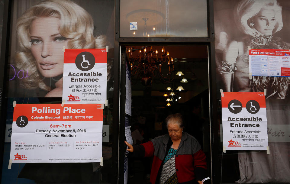 Daisy’s Hair Studio polling station in Chicago, Ill.