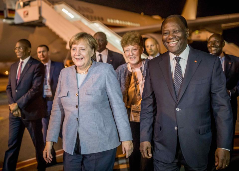 <p>Bundeskanzlerin Angela Merkel wird vom Präsidenten der Elfenbeinküste, Alassane Ouattara, am Flughafen in Abidjan begrüßt. Merkel nimmt dort am EU-Afrika-Gipfel teil. (Bild: Michael Kappeler/dpa) </p>