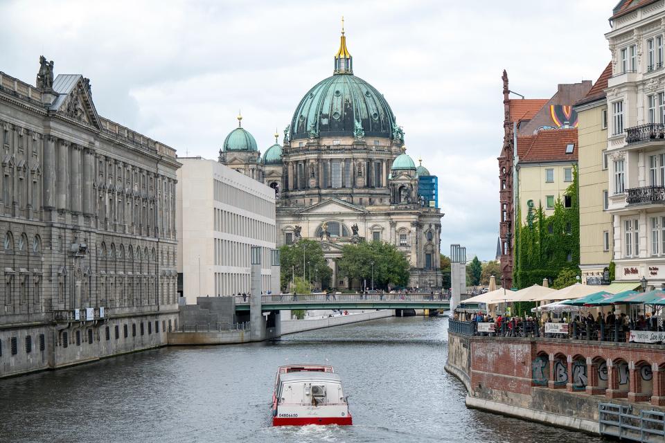 Berlin: An excursion boat sails on the Spree against the backdrop of Berlin Cathedral.