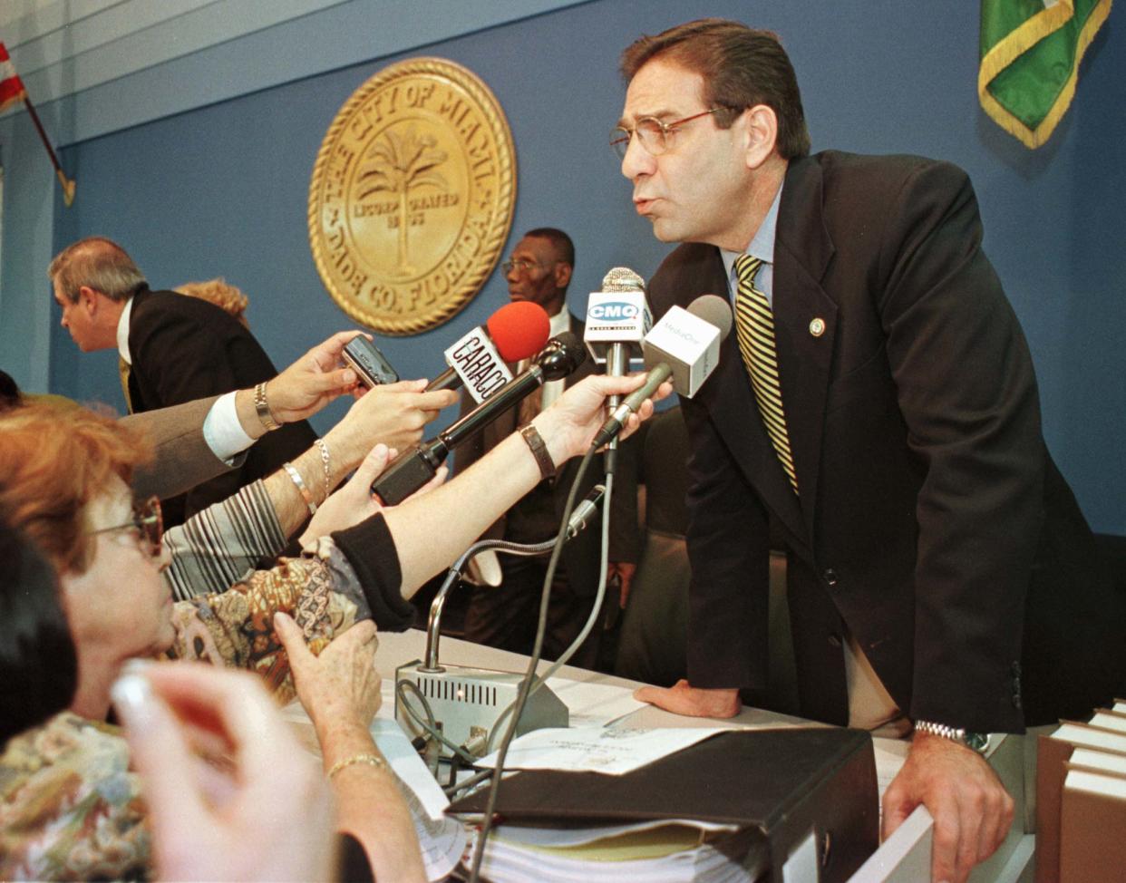 Miami Mayor Xavier Suarez is besieged by the media in 1998 following a news conference.