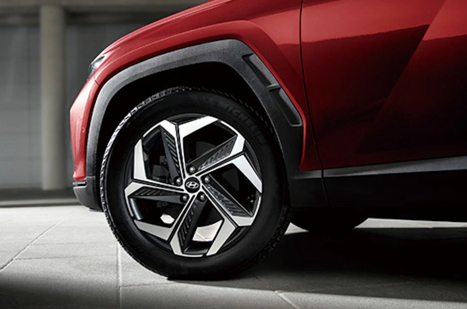 tucson_design_19inch_alloy_wheel_and_tire.png