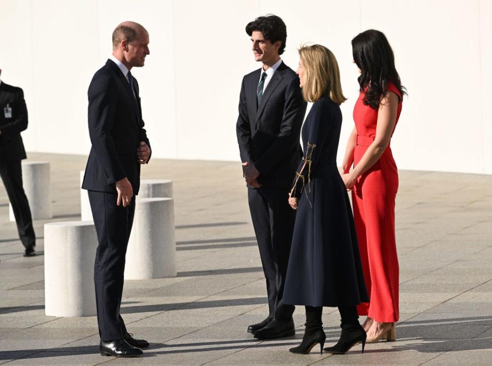 Jack Schlossberg, in het midden, begroet Prins William tijdens het bezoek van de royals aan de presidentiële bibliotheek van John F. Kennedy.