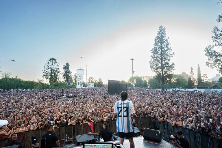 Paulo Londra reunió 50.000 personas en Córdoba en la presentación espontánea de su último álbum